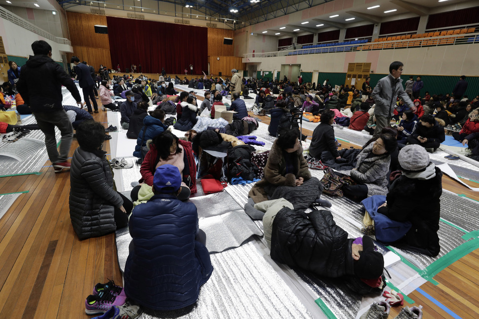 15일 오후 포항에 발생한 지진으로 집에서 대피한 주민들이 경북 포항시 북구 흥해읍 흥해실내체육관에 대피해 있다. 포항/김명진 기자 littlprince@hani.co.kr