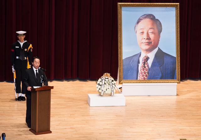 2016년 11월22일 서울 동작구 국립서울현충원 현충관에서 열린 고 김영삼 대통령 서거 1주기 추모식에서 차남 김현철 씨가 인사말을 하고 있다. 공동취재사진