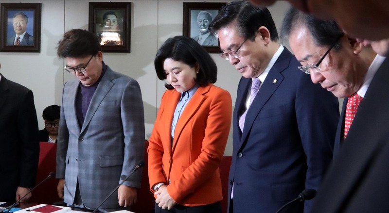 자유한국당 홍준표 대표와 지도부가 17일 오전 서울 여의도 당사에서 최고위원회의를 하기에 앞서 회의실 벽에 이승만(오른쪽부터)·박정희·김영삼 전 대통령의 사진을 걸어놓은 채 순국선열의 날을 기리는 묵념을 하고 있다. 홍 대표는 지난 10일 보수우파의 적통을 이어받은 본당으로서 세 대통령의 사진을 당사에 걸겠다고 밝힌 바 있다. 오른쪽부터 홍 대표, 정우택 원내대표, 류여해·이재만 최고위원. 이정우 선임기자 woo@hani.co.kr