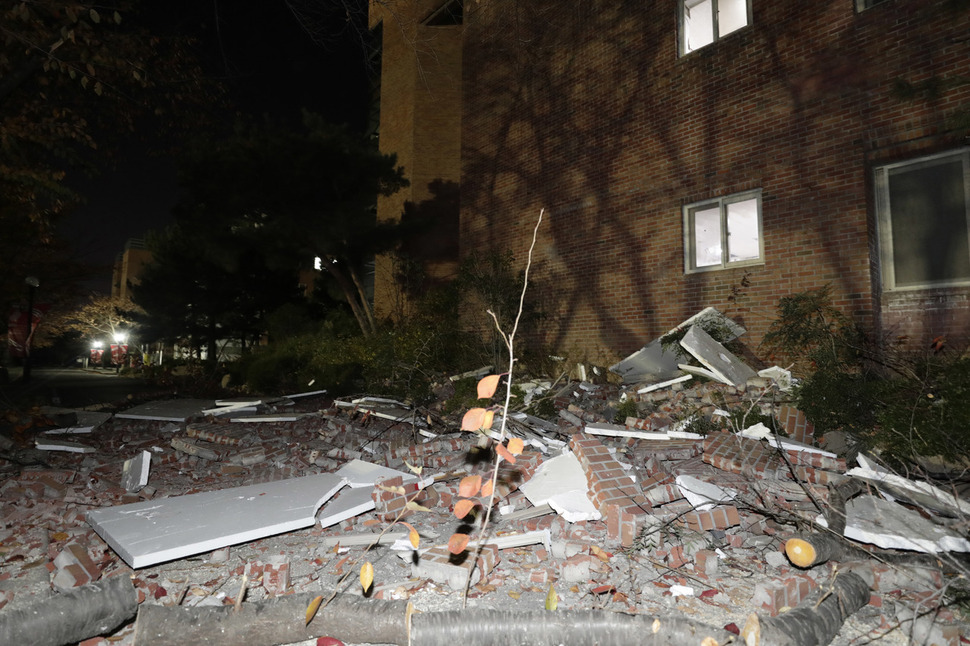 15일 저녁 경북 포항에 발생한 규모 5.4 지진으로 경부 포항 북구 흥해읍 한동대학교 건물 외벽이 무너져내렸다. 포항/김명진 기자 littlesprince@hani.co.kr