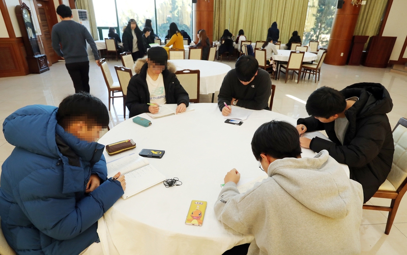 16일 울릉도에 있는 고등학교인 울릉고 3학년 수험생들이 경북 포항 남구 해병대 청룡회관에서 수능 시험 공부를 하고 있다. 시험을 위해 지난 10일 포항에 온 학생들은 보름간 청룡회관에서 숙식을 해결하게 됐다.연합뉴스