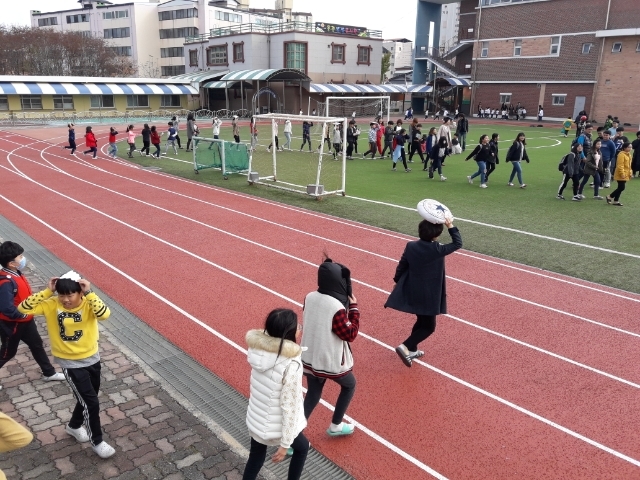 보은 동광초 학생들이 지난달 31일 학교에서 재난 대피 훈련을 하고 있다.보은 동광초 제공