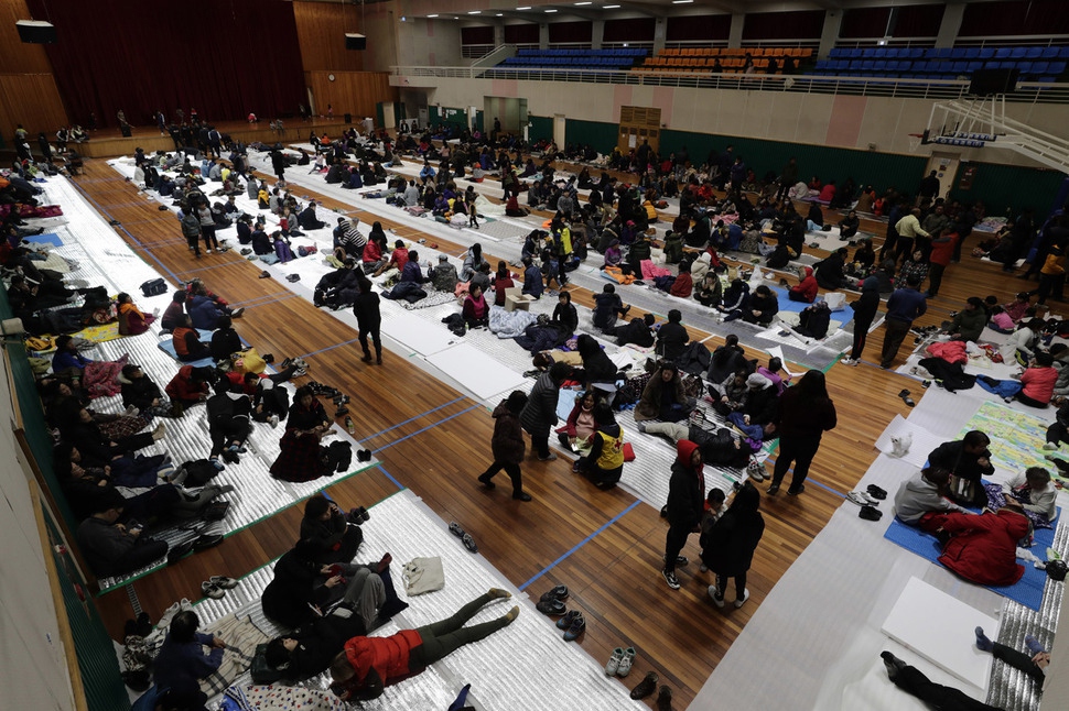 15일 오후 포항에 발생한 지진으로 집에서 대피한 주민들이 경북 포항시 북구 흥해읍 흥해실내체육관에 모여 있다. 포항/김명진 기자 littleprince@hani.co.kr