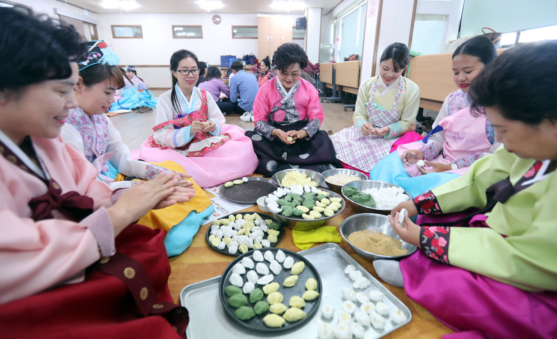 지난 추석 때 강원도 춘천에 거주하는 초기 결혼이민 여성들이 자원봉사자와 함께 송편빚기 체험을 하고 있다. 연합뉴스