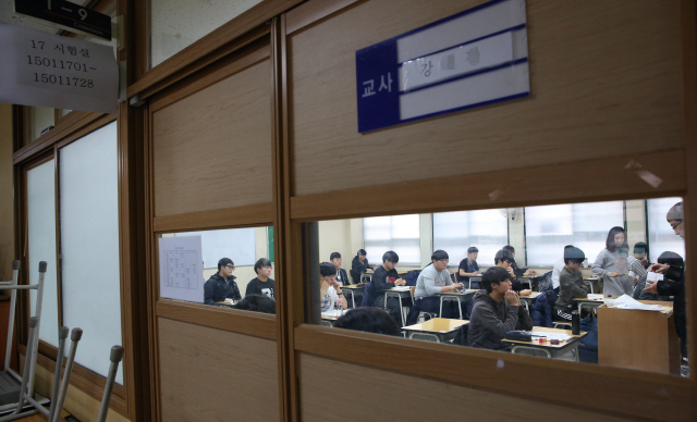 지난해 서울의 한 고교에서 수능시험을 치르는 모습. 한겨레 자료사진