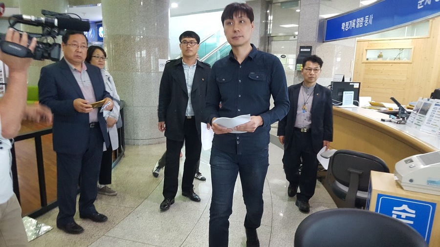 광주시립제1요양병원 치매환자 폭행 사건 공익제보자 이명윤(오른쪽에서 두번째)씨가 지난 달 19일 광주지검을 방문해 병원 관계자들이 공익신고보호법을 위반했는지 여부를 가려달라는 내용이 담긴 진정서를 제출하고 있다. 이국언씨 제공