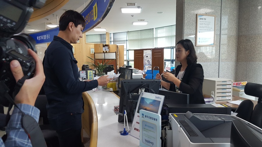 광주시립제1요양병원 치매환자 폭행 사건 공익제보자 이명윤(오른쪽에서 두번째)씨가 지난 달 19일 광주지검을 방문해 병원 관계자들이 공익신고보호법을 위반했는지 여부를 가려달라는 내용이 담긴 진정서를 제출하고 있다. 이국언씨 제공