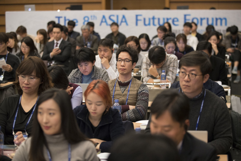 ‘일의 미래: 새로운 사회적 합의를 향하여’를 주제로 열린 ‘제8회 아시아미래포럼’에 참석한 시민들이 15일 ‘좋은 일을 위한 사회적 합의’를 주제로 진행된 원탁토론 발언자들의 의견을 진지하게 경청하고 있다. 김성광 기자 flysg2@hani.co.kr