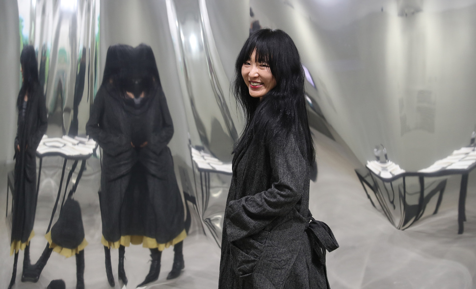 소설집 <뱀과 물>을 낸 소설가 배수아. 그는 “내가 쓰는 모든 소설은 스토리가 있는데, 왜들 스토리가 없다고 하는지 모르겠다”고 말했다. 일민미술관에서 열리고 있는 합동 전시 ‘공동의 리듬, 공동의 몸’ 중 김온 작가의 리딩 퍼포먼스 ‘양떼를 치는 사람들’ 앞에서. 강창광 기자 chang@hani.co.kr