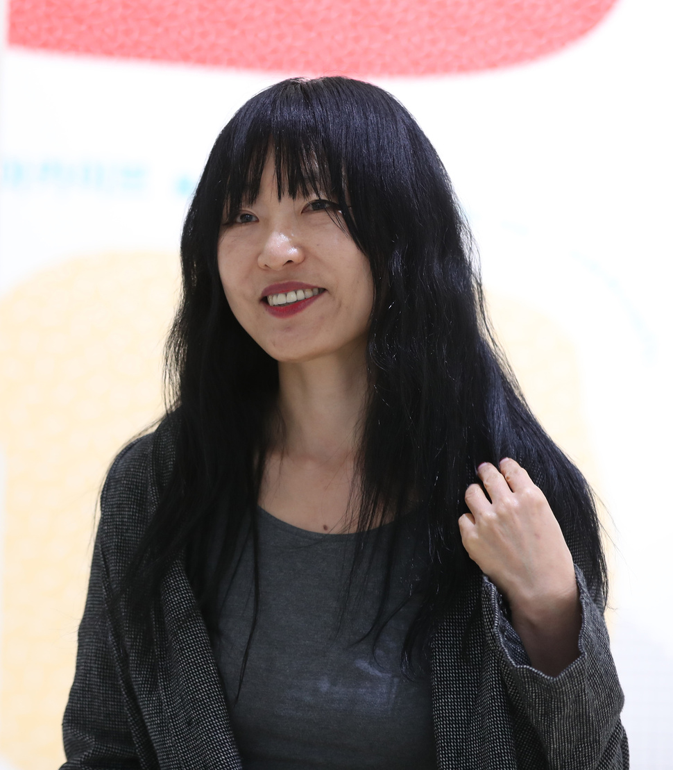 소설집 <뱀과 물>을 낸 소설가 배수아. 그는 “내가 쓰는 모든 소설은 스토리가 있는데, 왜들 스토리가 없다고 하는지 모르겠다”고 말했다. 강창광 기자 chang@hani.co.kr