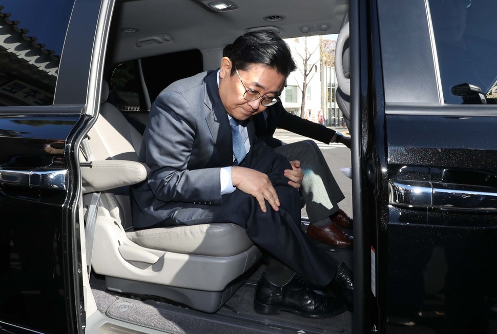 롯데홈쇼핑 재승인 로비 의혹을 받고 있는 전병헌 청와대 정무수석이 16일 오전 청와대 춘추관에서 사의 표명 기자회견을 마친 뒤 차량에 올라 인사하고 있다. 청와대사진기자단