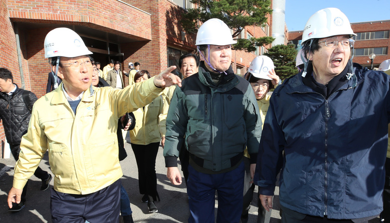 이낙연 국무총리(가운데)가 16일 오후 지진피해지역인 포항시 흥해읍 한동대학교를 방문해 지진피해 현황을 점검하고 있다. 연합뉴스