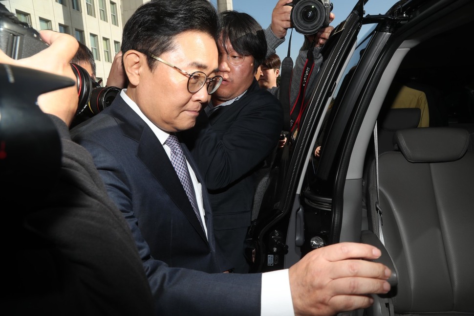 전병헌 청와대 정무수석이 지난 14일 오전 국회 운영위원회의에서 대통령비서실 새해 예산안이 통과된 뒤 의사당을 나서 차에 오르고 있다. 이정우 선임기자 woo@hani.co.kr