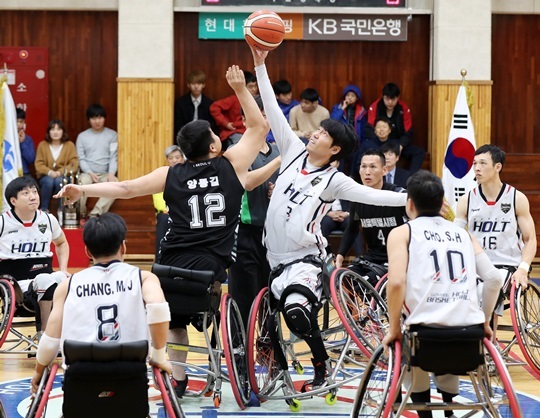 3일 오후, 경기도 고양 홀트종합체육관에서 열린 &#39;2017 KWBL 휠체어농구리그&#39; 서울시청과 고양홀트 경기를 시작으로 2라운드 개막을 알렸다. (한국휠체어농구연맹 제공)