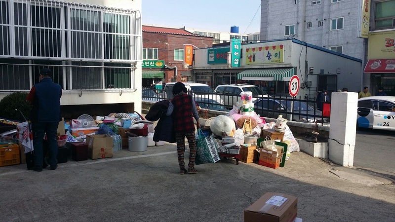 경북 포항시 북구 흥해읍 대성아파트 이(E)동 주민들이 가재도구를 나르고 있다.