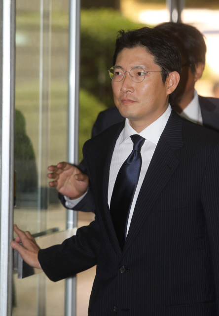 2010년 해외 부동산 불법 구입 혐의로 기소된 조현준 당시 효성 사장이 공판에 출석하려고 서울 서초동 서울중앙지법에 들어서고 있다. <한겨레> 자료사진