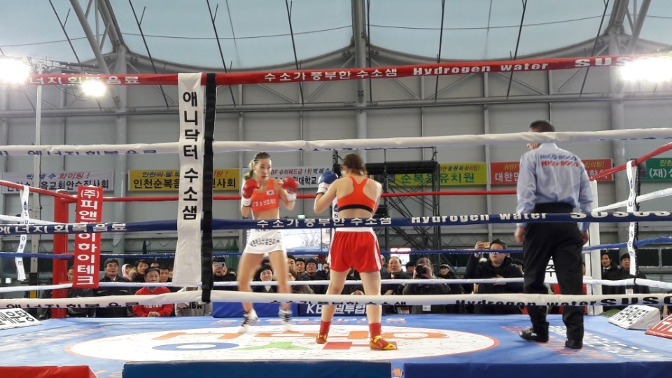박혜수(왼쪽)가 18일 인천계양체육관 실내테니스장 특설 링에서 열린 세계복싱연맹(WBF) 여자 라이트플라이급 챔피언결정전에서 중국의 헤이타오장과 접근전을 펼치고 있다.