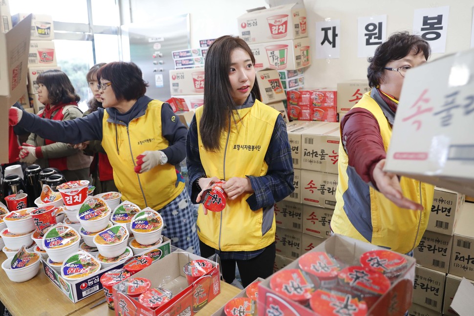 포항여고 3학년 정유정 학생이 16일 오후 경기 포항 흥해실내체육관에서 자원봉사를 하고 있다. 포항/박종식 기자 anaki@hani.co.kr