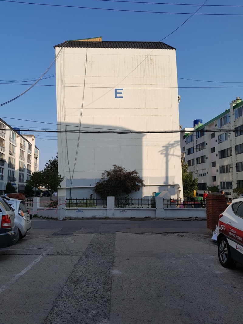 18일 오후 3시 경북 포항 북구 흥해읍 마산리 대성아파트 E동이 북쪽으로 기울어져 있다.