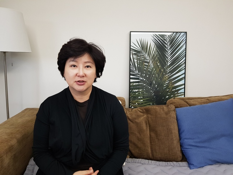 가수 고 김광석씨 부인 서해순씨가 지난 17일 용인시 기흥구 자신의 집에서 〈한겨레〉기자와 만나 인터뷰를 하고 있다. 