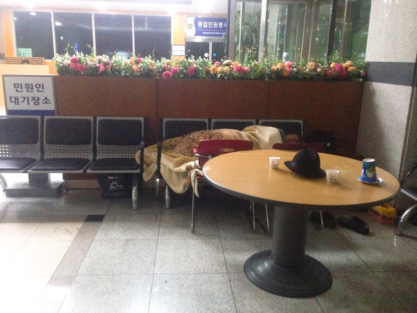 태극기시민혁명 국민운동본부(국본) 소속 회원이 지난 16일 서울 남대문경찰서 민원실에서 ‘밤샘 당직’을 서고 있다. 국본은 매주 토요일 대한문 앞에서 집회를 열기 위해 지난 6개월 간 24시간 내내 민원실을 지키며 항상 ‘1등’으로 집회 신고를 접수한다.