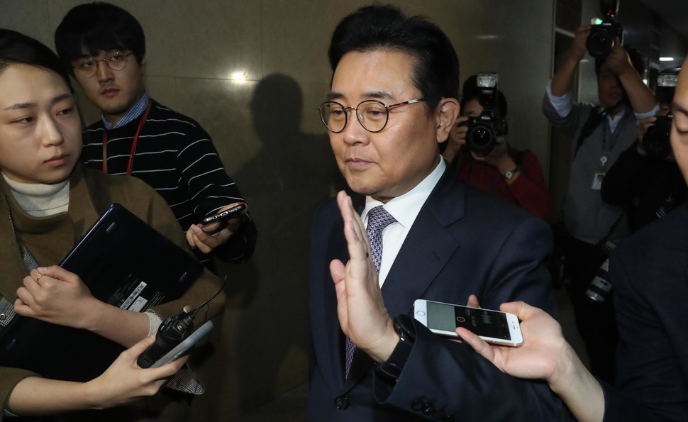 전병헌 청와대 정무수석이 지난 14일 오전 국회 운영위원회의에서 대통령비서실 새해 예산안이 통과된 뒤 회의장을 나서다 롯데홈쇼핑 금품 수수의혹에 대한 기자들의 질문을 받고 손사래를 치고 있다. 이정우 선임기자 woo@hani.co.kr