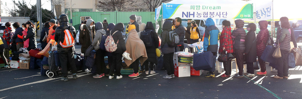 19일 오전 경북 포항 흥해실내체육관에서 지진 피해 이재민들이 대피소를 옮기기 위해 줄지어 버스를 기다리고 있다. 포항/연합뉴스