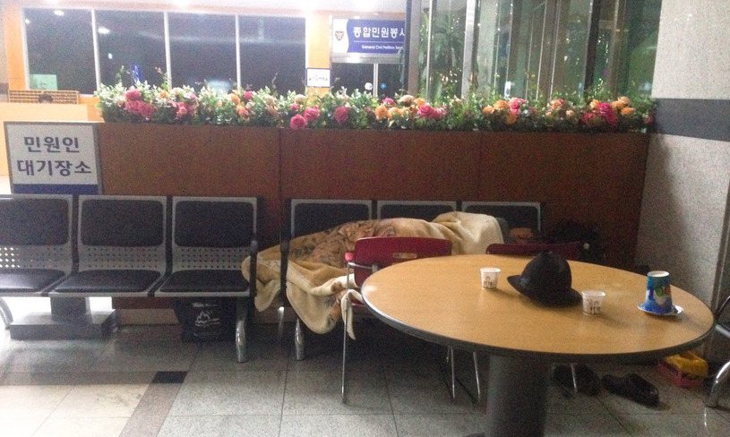 경찰서 24시간 불침번 6개월…‘태극기 집회’ 노인들의 순정
