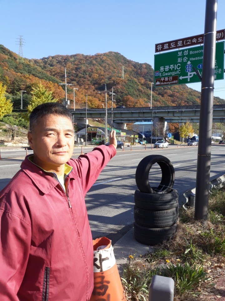 5·18 유공자인 유춘학(당시 노동자)씨가 지난 11일 오후 광주시 동구 지원동 삼영예식장 앞에서 1980년 5월23일 오전에 목격한 버스 총격사건이 발생했던 지점을 가리키고 있다. 정대하 기자