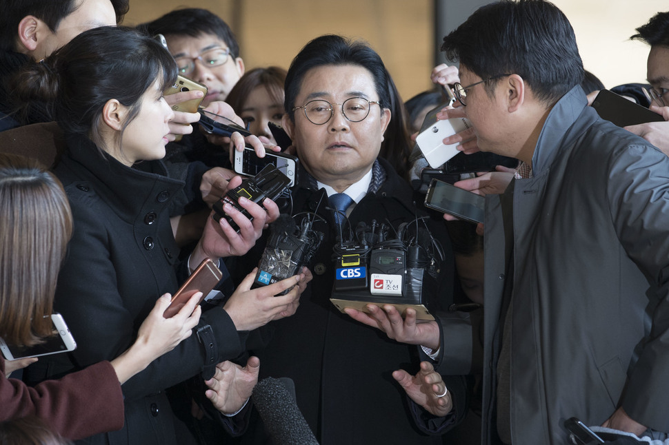 전병헌 전 청와대 정무수석이 20일 오전 서울 서초구 서울중앙지검에서 피의자 신분으로 조사를 받기 위해 청사로 향하며 취재진의 질문에 답변하고 있다. 검찰은 한국이(E)스포츠협회에 롯데홈쇼핑이 내놓은 후원금 3억여원 중 일부를 전 전 수석의 측근이 빼돌린 것과 관련해 수사하고 있다. 김성광 기자 flysg2@hani.co.kr