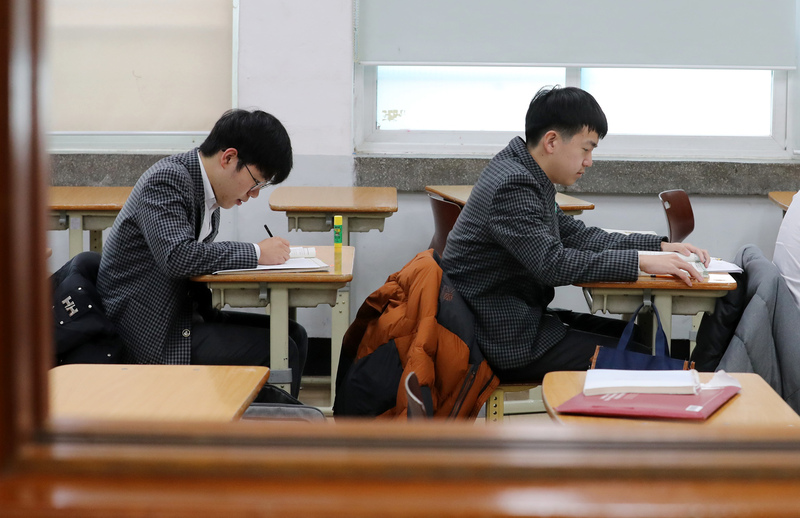 20일 오전 경북 포항시 북구 포항고등학교에서 등교한 수험생들이 공부하고 있다. 포항/연합뉴스