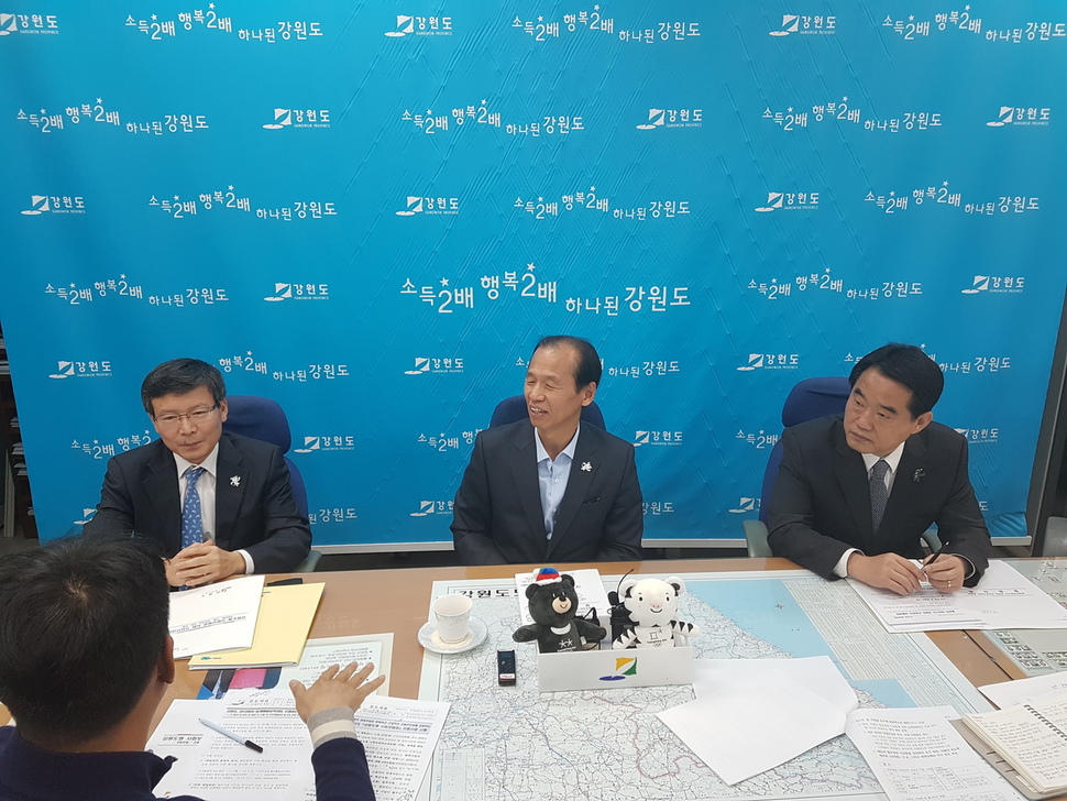 최문순 강원지사(사진 가운데)가 20일 오전 강원도청 기자실에서 간담회를 열어 내년부터 ‘강원도형 사회보험료 지원사업’을 시행한다고 밝히고 있다.