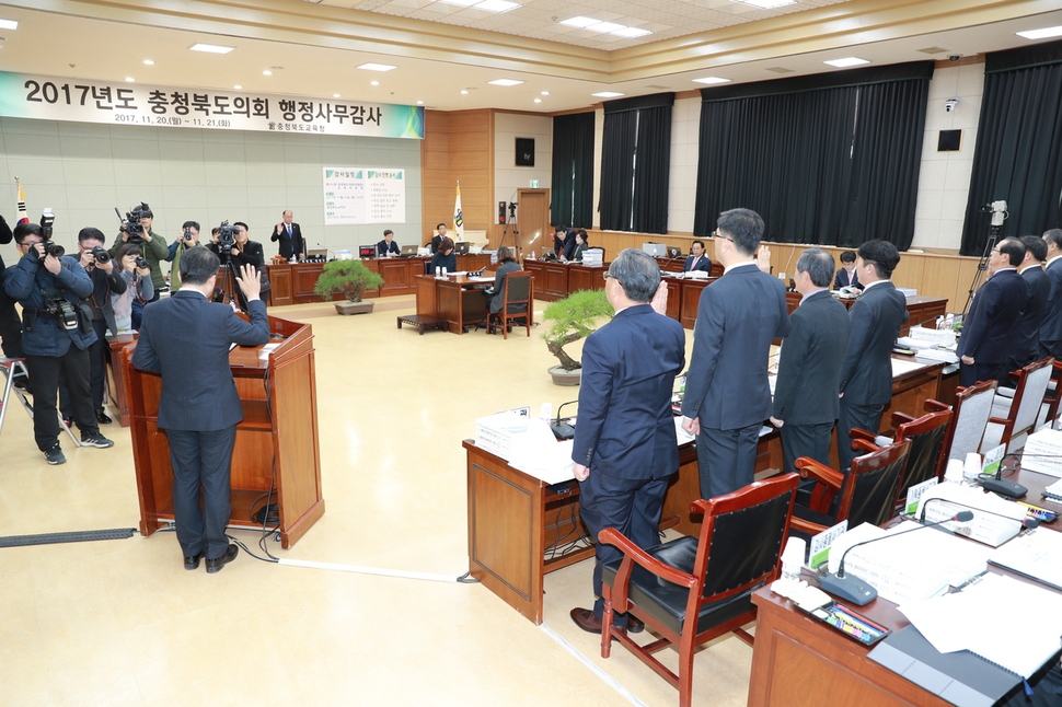 충북교육청 직원 등이 20일 충북도의회에서 열린 충북교육청 행정사무감사에 앞서 선서를 하고 있다.충북도의회 제공