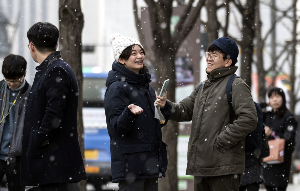 소설을 이틀 앞둔 20일 오후 서울 종로구 광화문광장 인근에서 대만 관광객이 친구와 함께 흰 눈을 즐기고 있다. 김성광 기자 flysg2@hani.co.kr