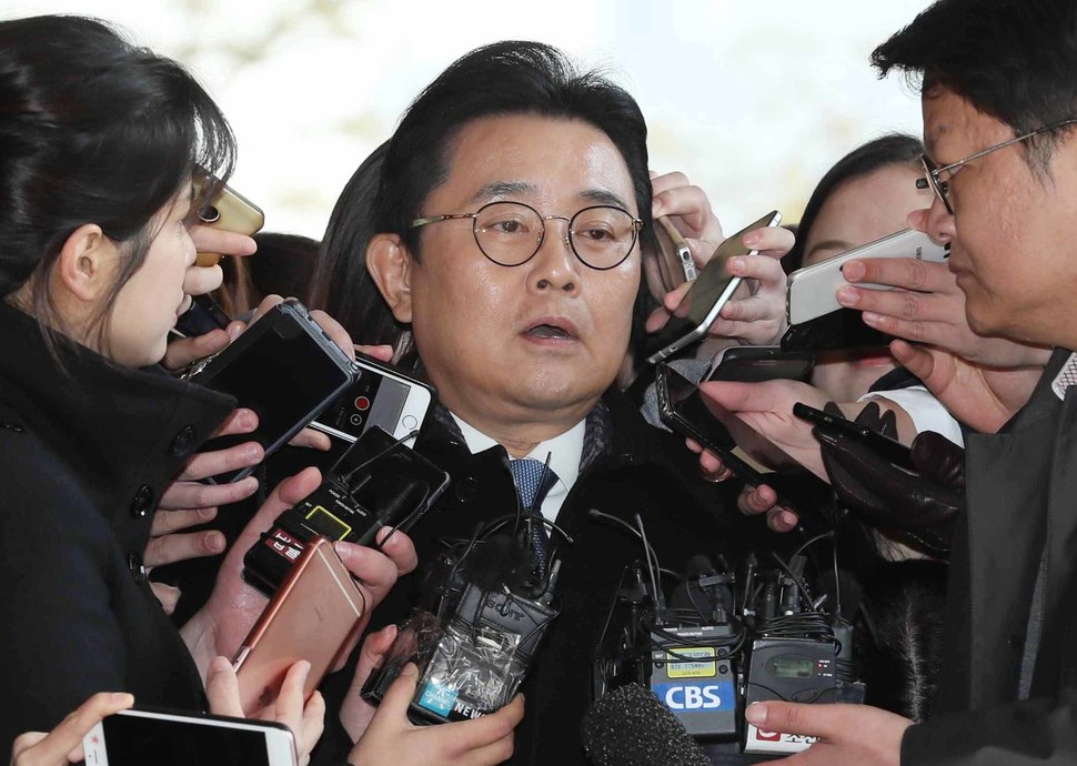 전병헌 전 청와대 정무수석비서관이 한국e스포츠협회를 통해 롯데홈쇼핑으로부터 3억원의 뇌물을 챙긴 혐의(제3자 뇌물수수)로 20일 오전 서울 서초구 서울중앙지검에 출석해 취재진의 질문에 답하고 있다. 연합뉴스