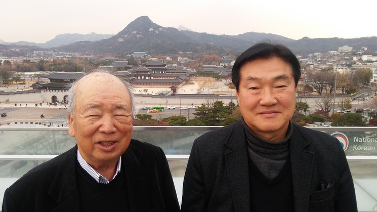 최근 한신대에 희귀한 역사 자료와 문화유산을 기증한 서대숙 하와이대 명예교수(왼쪽)와 김재홍 규암김약연기념사업회 사무총장. 21일 기증식을 앞두고 20일 오전 대한민국역사박물관 옥상에서 북한산과 경복궁을 배경으로 카메라 앞에 섰다. 두 사람은 “아직도 제대로 조명되지 않은 북간도와 만주 일대 항일투쟁사의 자취들을 후학들이 온전히 밝혀 통일시대를 여는 계기가 되기를 바란다”고 밝혔다.
