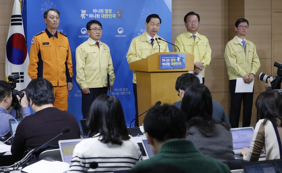 김상곤 사회부총리 겸 교육부 장관, 김부겸 행전안전부 장관 등이 20일 오전 서울 세종로 정부서울청사에서 수능 시행 지원 대책을 발표하고 있다. 박종식 기자 anaki@hani.co.kr