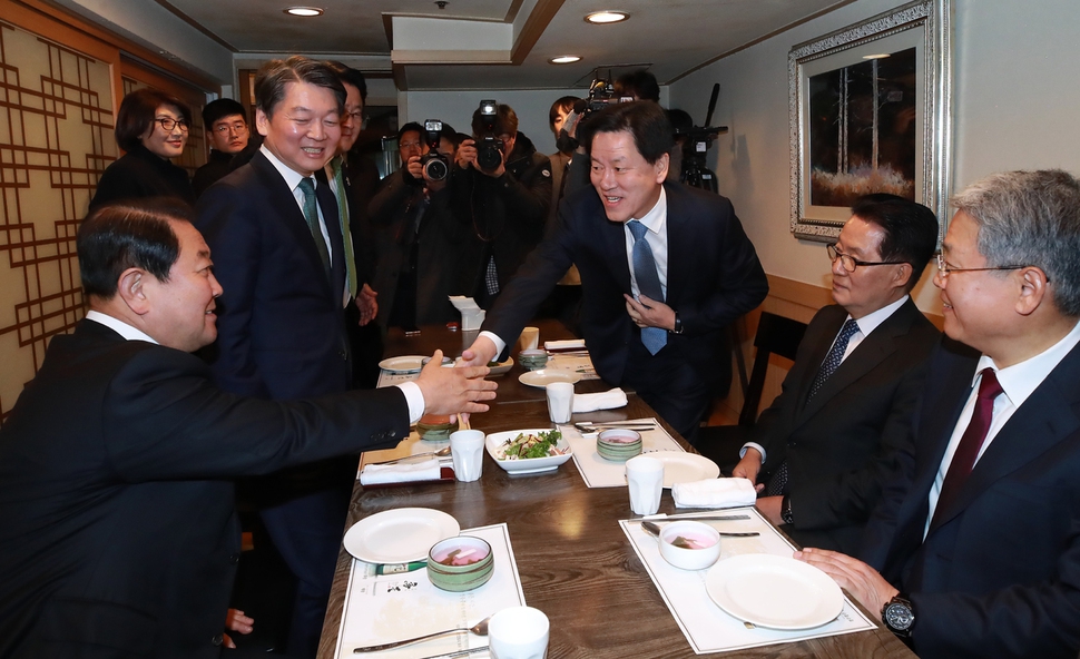 20일 오후 서울 여의도의 한정식집에서 국민의당 전현직 지도부 오찬 회동이 열리고 있다. 왼쪽부터 시계방향으로 박주선 전 비상대책위원장, 안철수 대표, 송기석 당대표 비서실장, 주승용 전 원내대표, 박지원 전 대표, 김동철 원내대표. 연합뉴스