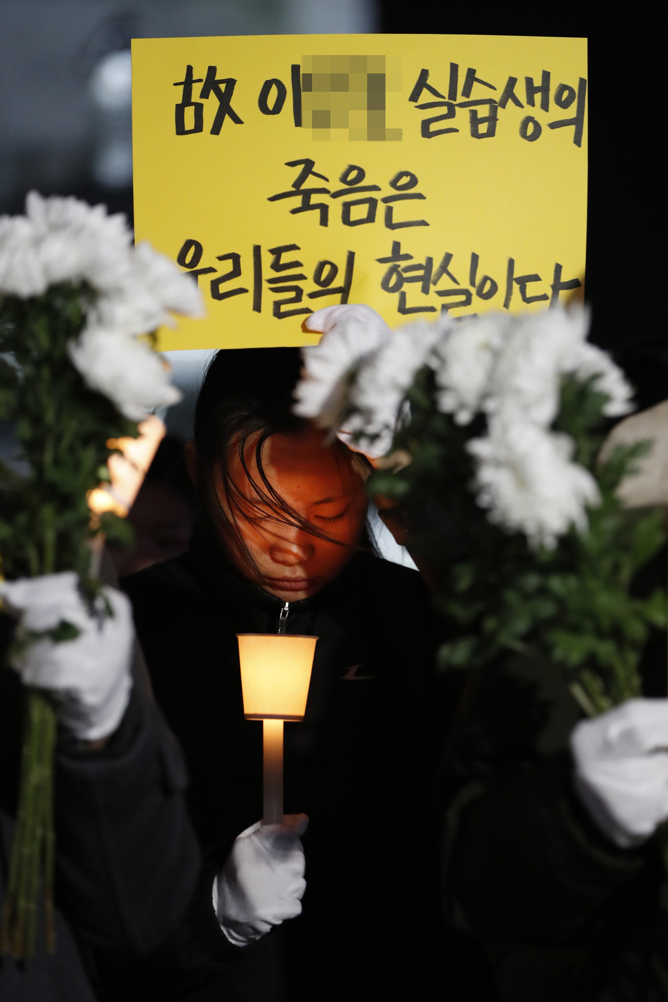 제주에서 현장실습에 나간 특성화고 학생이 사고 열흘 만에 숨진 20일 오후 서울 광화문광장에서 특성화고 재학생과 졸업생을 비롯한 특성화고등학생권리연합회 회원들이 추모 촛불집회를 열고 있다. 이정아 기자