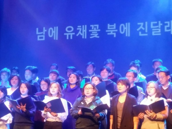 지난 19일 메아리 40돌 공연에는 1970~90년대 노래로 민주화운동에 앞장섰던, 여성보컬 윤선애(노래모임 새벽·앞줄 오른쪽 둘째), 조경옥·이혜원(노래를 찾는 사람들) 등 민중가수 14명도 동참했다.
