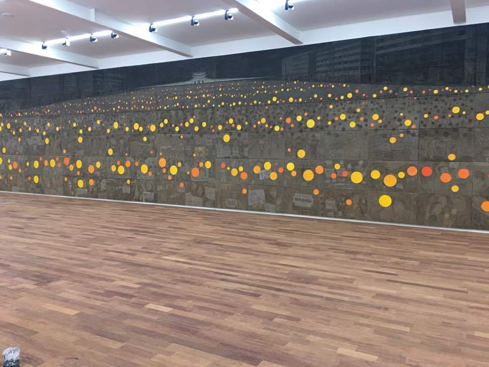 서울 평창동 가나아트센터 전시장에 <광장에, ‘서’>가 걸려 있다. 임옥상 페이스북 갈무리.