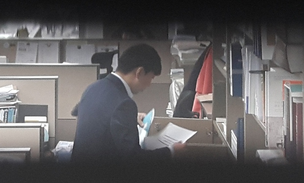 [한겨레 사설] ‘국정원 상납’ 본질 덮는 자유한국당의 물타기