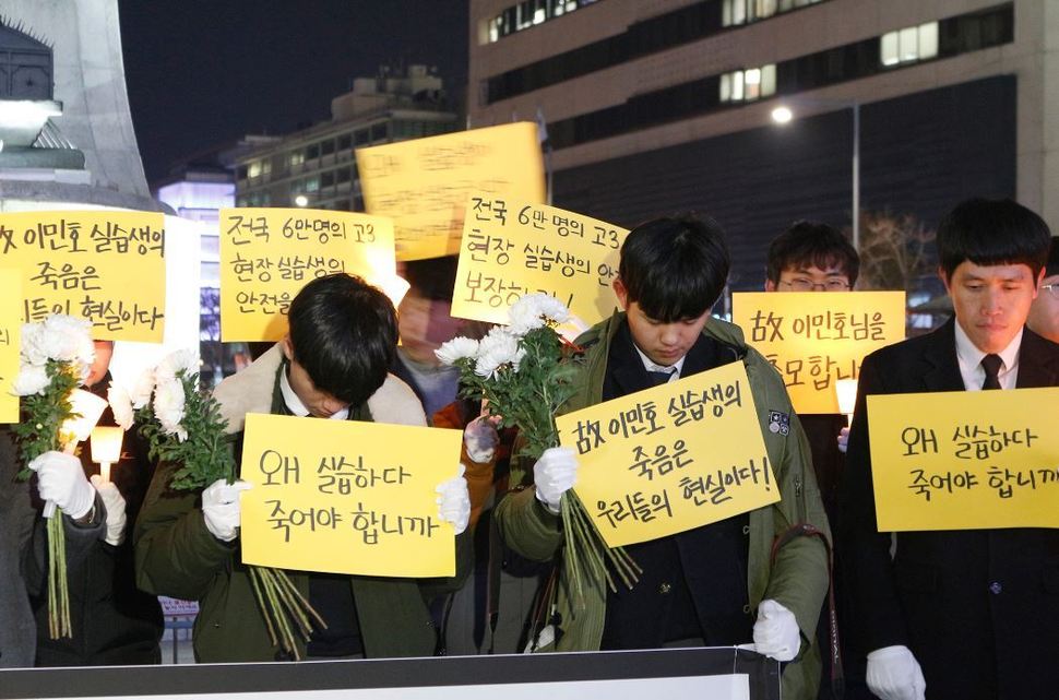 20일 오후7시 광화문광장 이순신동상 앞에서 제주에서 현장실습 도중 사고로 숨진 고3 실습생을 추모하는 촛불이 밝혀졌다. 사진 특성화고권리연합회 제공