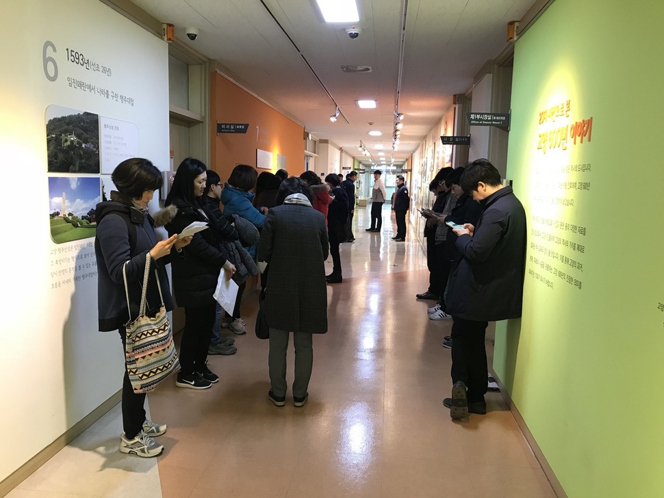 경기도 고양시의 정규직 전환 대상에서 배제된 도서관센터 기간제 노동자들이 20일 고양시장 면담을 요구하며 시장실 앞에서 대기 농성을 하고 있다. 고양시 공공도서관 비정규직 노동자모임 제공