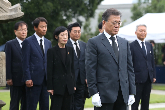 문재인 대통령이 광복절인 지난 8월15일 오전 서울 용산구 효창동 백범 김구 묘역을 찾아 참배하고 있다. /청와대사진기자단=한국경제 허문찬기자 sweat@ 20170815