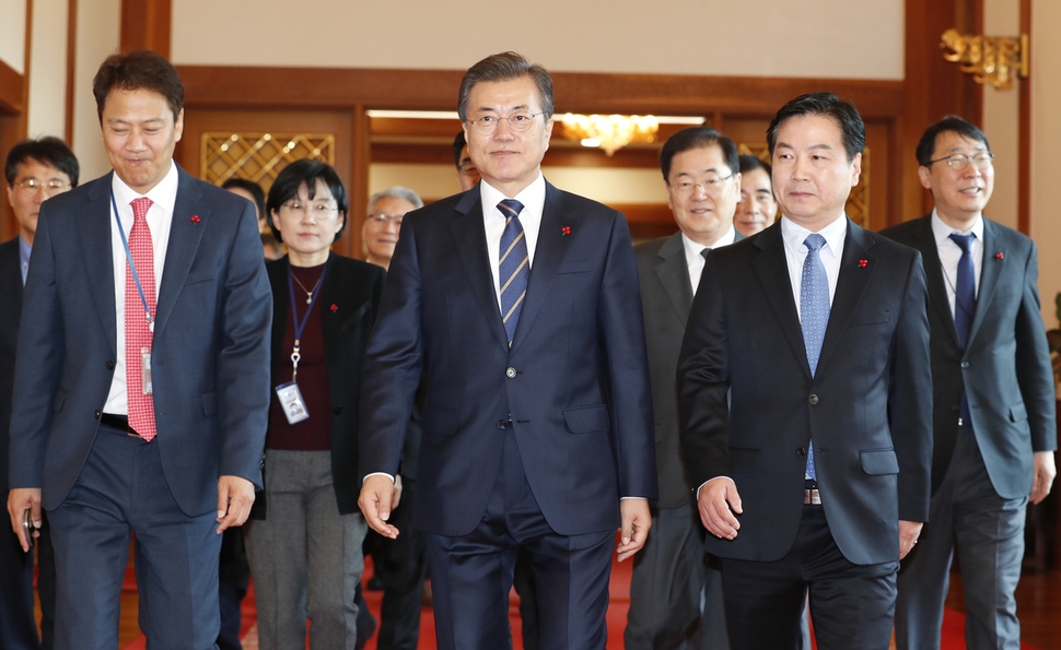 21일 오전 청와대 본관에서 열린 홍종학 중소벤처기업부 장관 임명장 수여식후 문재인 대통령이 환담장으로 이동하고 있다. 청와대사진기자단