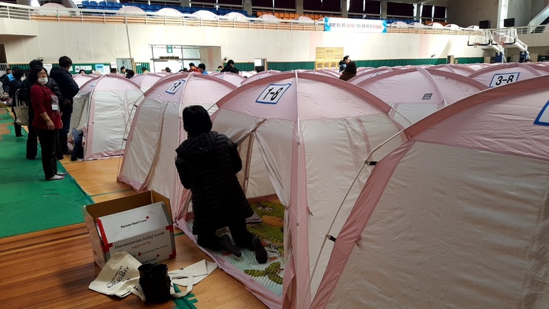 21일 오전 11시께 경북 포항 북구 흥해실내체육관에 들어온 이재민들이 텐트 안을 정리하고 있다. 포항/김일우 기자 cooly@hani.co.kr