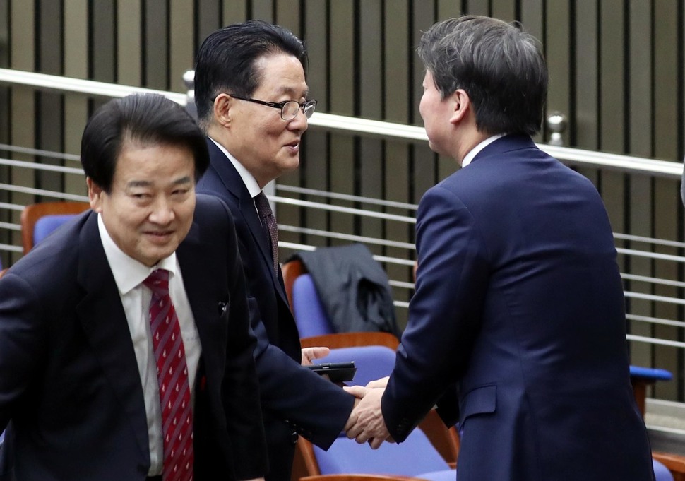 국민의당 안철수 대표가 21일 오후 국회 본청에서 열린 국민의당 비공개 의원총회에서 박지원 의원과 인사하고 있다.공동취재사진