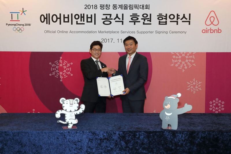 2018 평창 동계올림픽대회 동계패럴림픽대회 조직위원회의 엄찬왕 마케팅국장(사진 왼쪽)과 이상현 에어비앤비 정책총괄이 서울 중구 에어비앤비 사무실에서 공식 협약식을 마치고 악수를 하고 있다. 사진 에어비앤비 제공