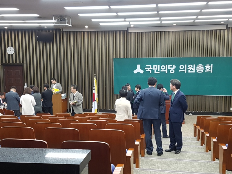 의원총회가 끝나고 문구를 정리중인 김경진 의원 등 관계자들(왼쪽). 끝난 줄 알았는데 끝난 게 아니었다.